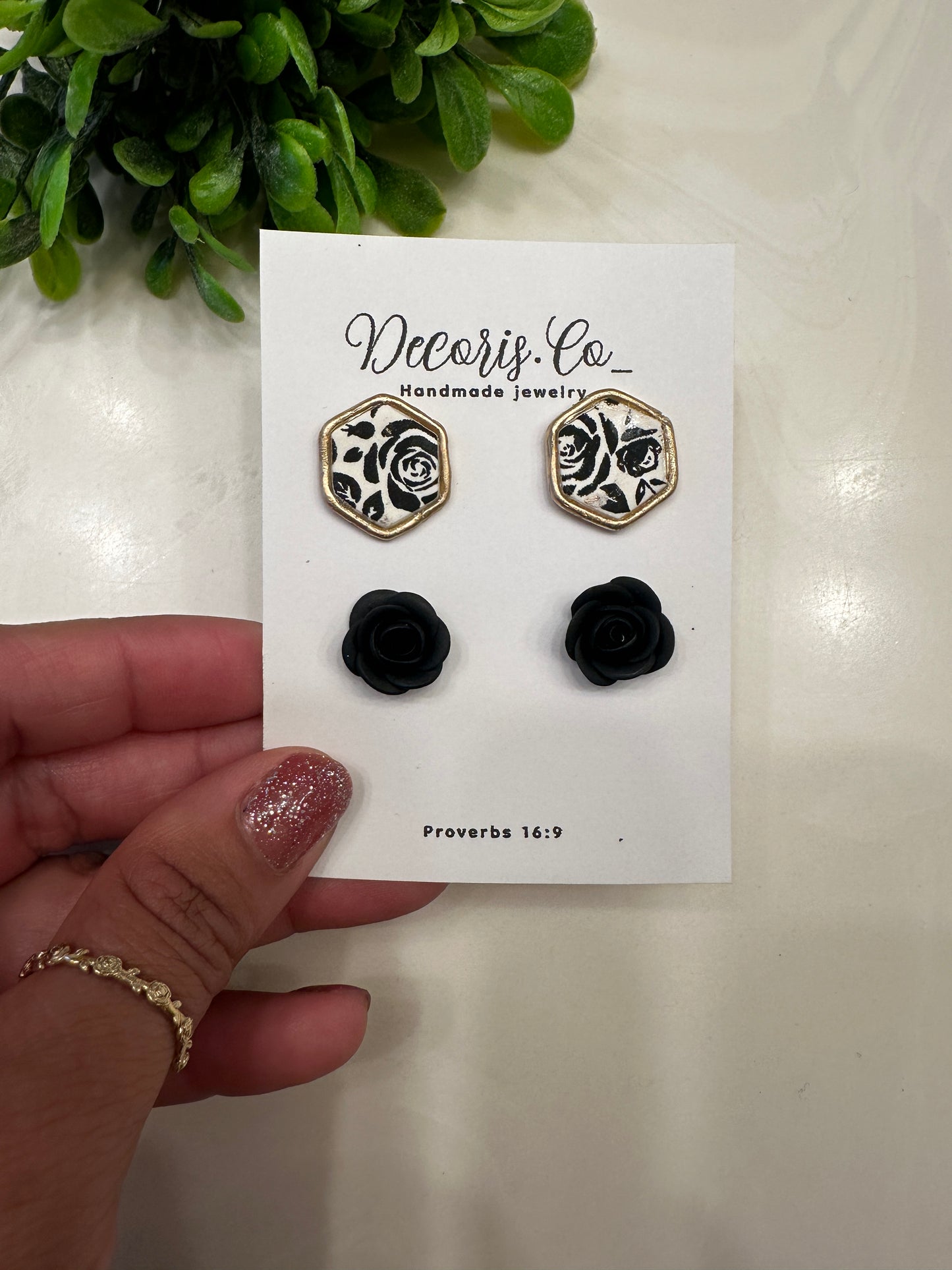 Blk/white Rose stud pack