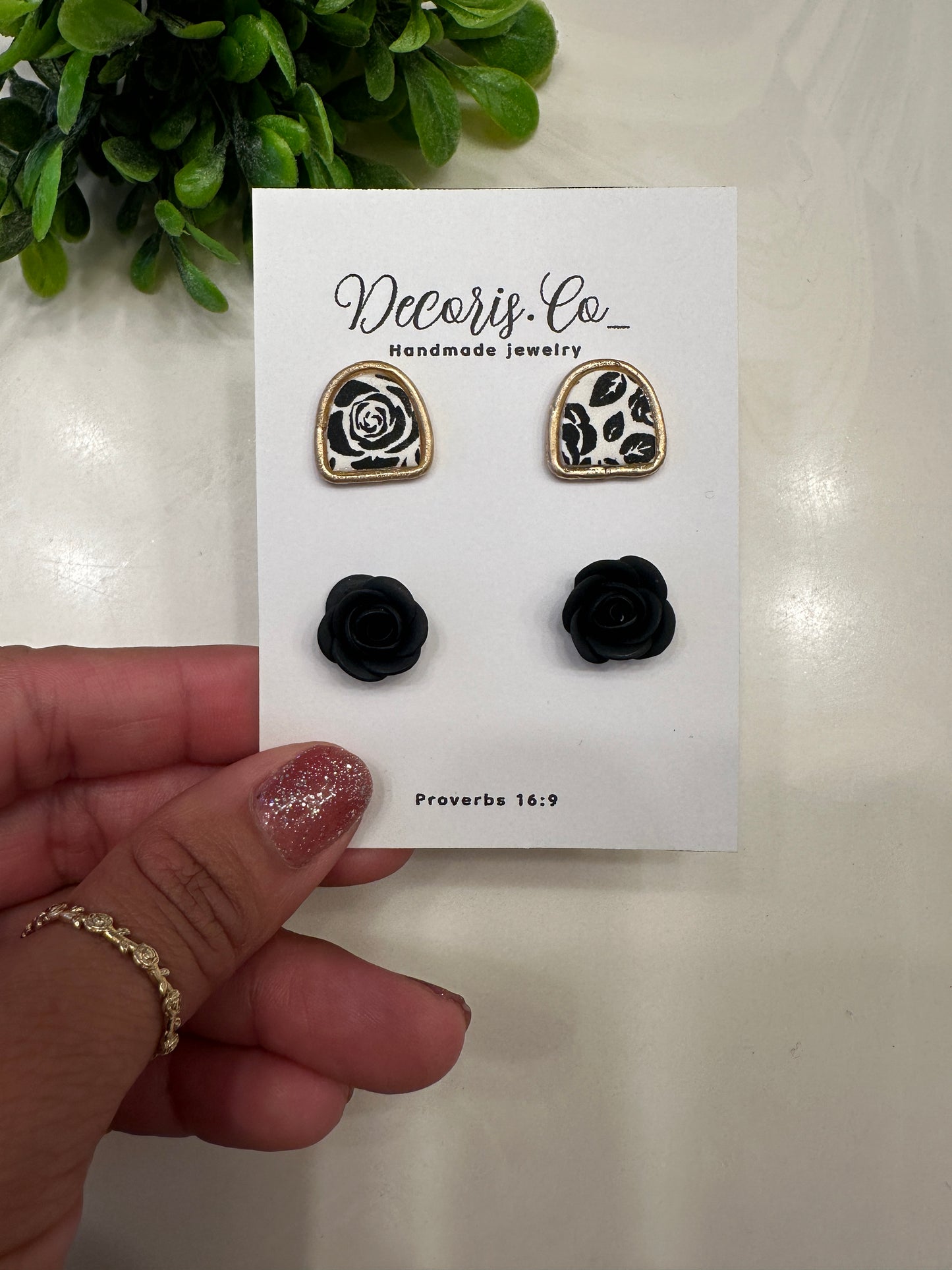 Blk/white Rose stud pack