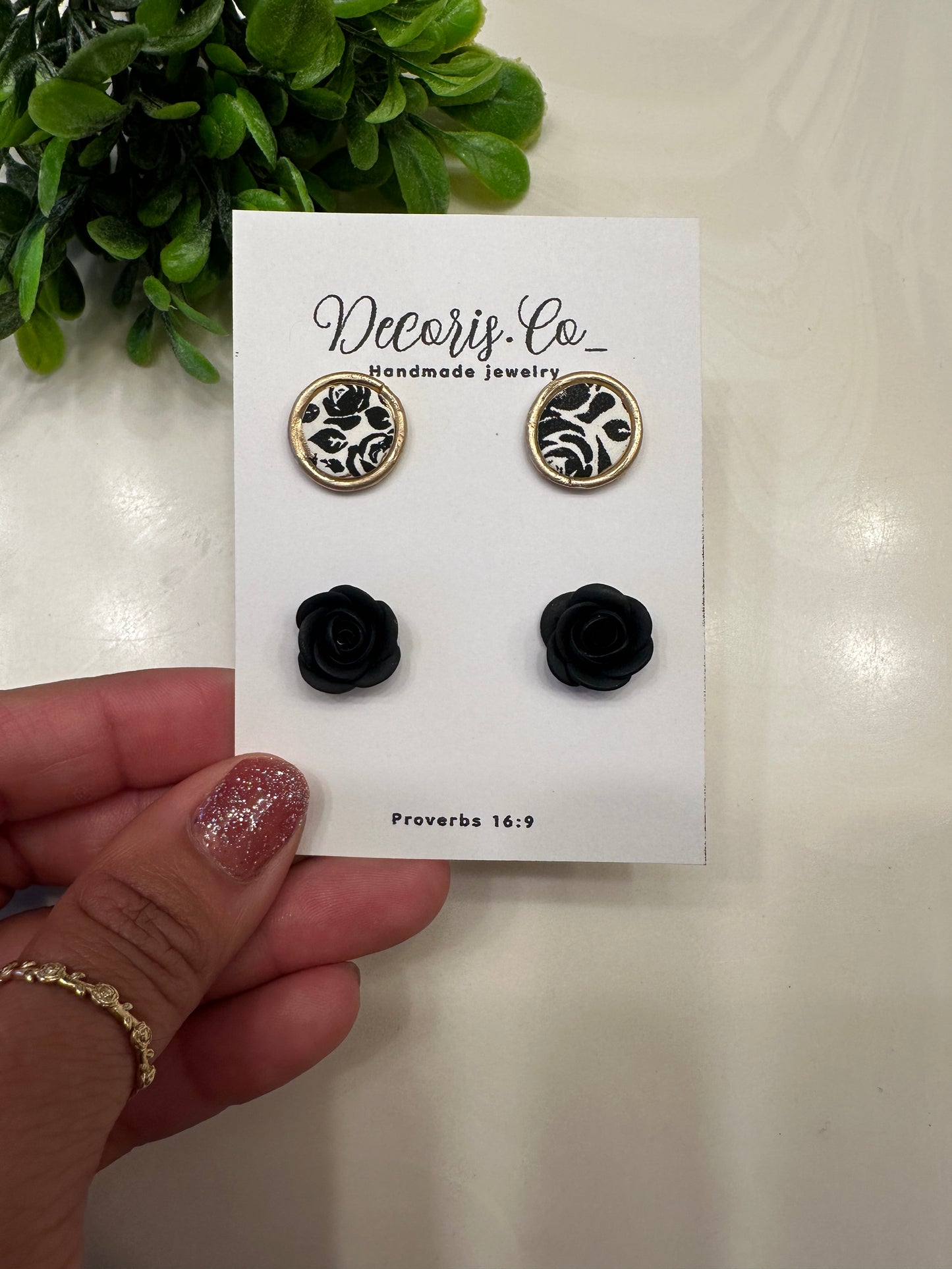 Blk/white Rose stud pack